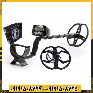 کاربر حرفه‌ای در حال استفاده از فلزیاب Garrett AT Pro در کنار رودخانه 09191508725 - 09191508724