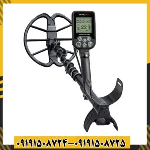 کاربر در حال استفاده از فلزیاب Simplex Plus برای یافتن طلا و جواهر در ساحل 09191508725 - 09191508724