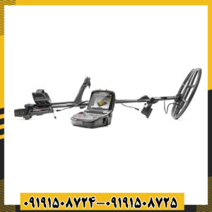 کاربر در حال کار با فلزیاب حرفهای اینونیو مجهز به سیستم تصویربرداری زنده زیر زمین 09191508725 - 09191508724